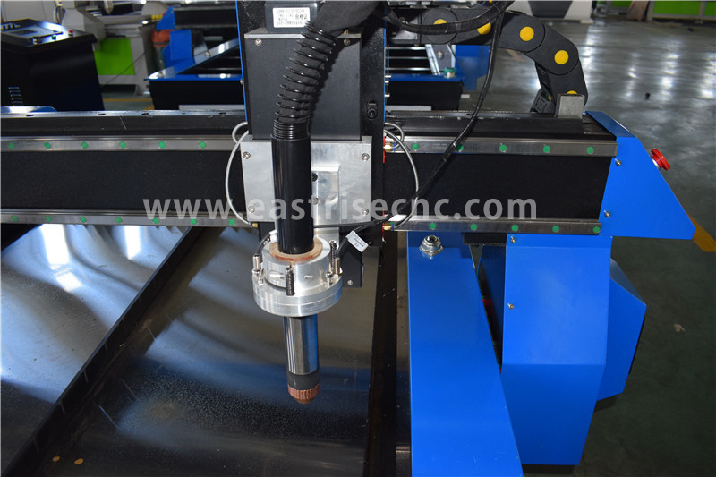 CNC-Metallplasmaschneidemaschine mit Wassertank und Wasserspray